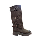 Stivale Alto Donna Crichic Marrone Scuro con Tre Fibbie Decorative e Suola Bassa