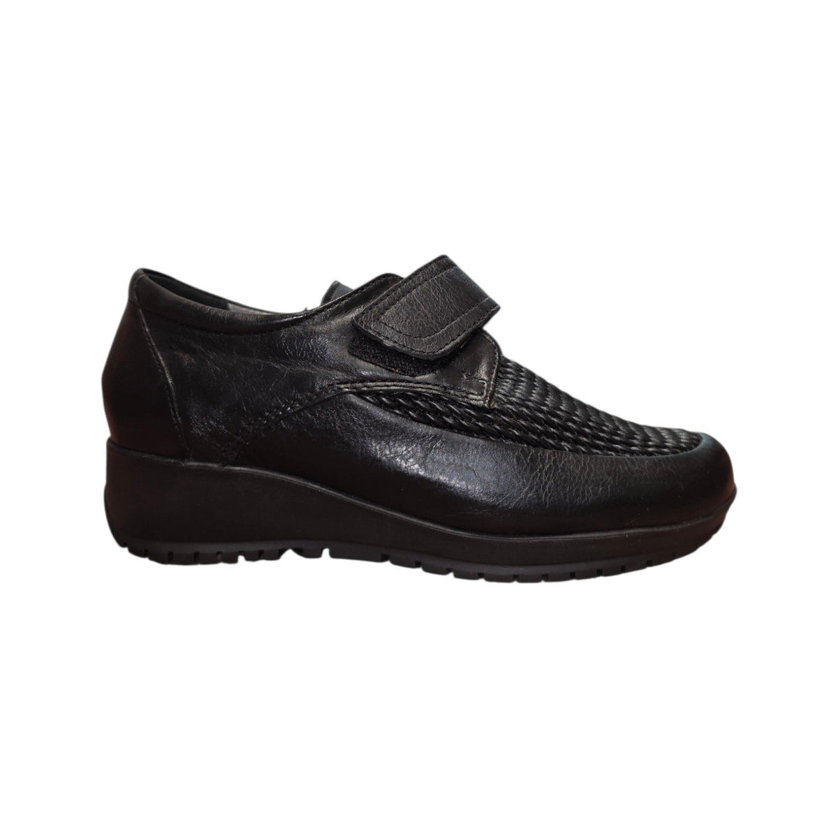 Scarpa Comfort Nera con Chiusura a Strappo e Dettaglio Intrecciato